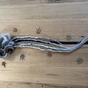 Dutt Haargummi in Silbergrau mit Wellen-Bun, Z&ouml;pfen und Boho-Beads &ndash; Kraftort am Walde